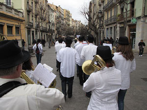 Cercavila per la Xarabanda Band pels carrers del Barri Vell