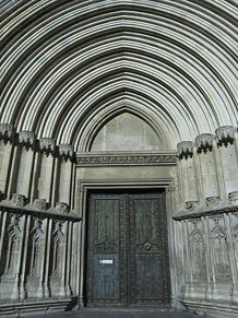 El Barri Vell de Nit. La porta dels Apòstols de la Catedral