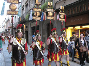 75è aniversari Associació de Jesús Crucificat - Manaies de Girona. Desfilada inaugural