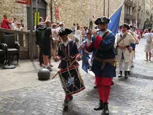 Girona resisteix! Jornades de recreació històrica de la Guerra de Successió. Desfilada pels carrers del Barri Vell