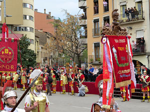 75è aniversari Associació de Jesús Crucificat - Manaies de Girona. Vexillatio Gerundensis. Desfilada de 781 manaies pels carrers de Girona