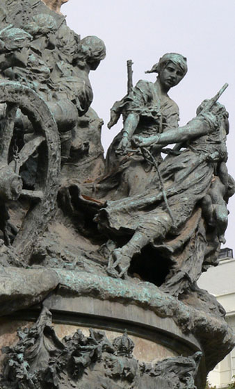 La Condesa de Bureta y otras heroínas arrastrando una pieza de artillería en el Monumento a los Sitios. Zaragoza