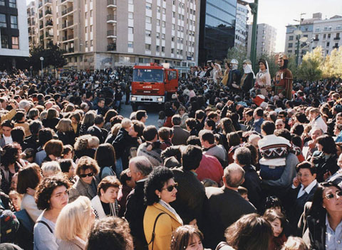 Bateig del gegantó Narcí a la plaça de la Constitució durant les Fires de Sant Narcís 1995