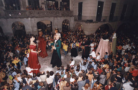 Inauguració de les Fires de Sant Narcís a la plaça del Vi. Entre els gegants d'en Cugat i la Musa, i  en Fèlix i l'Àngels, s'observen els gegantons en Narcís i la Maria