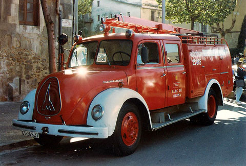 Antic camió dels bombers de Girona, un Magyrus, cedit per al bateig del gegantó, a la plaça de Sant Feliu