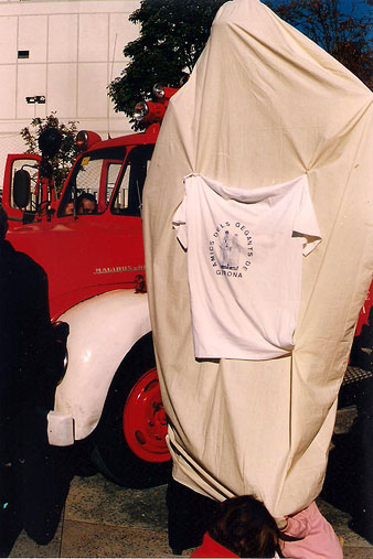 El gegantó Narcís Bomber, cobert abans del bateig, a la plaça de la Constitució durant les Fires de 1995