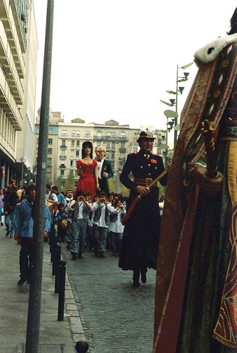 El gegantó Narcís Bomber i els gegants Cugat i la seva Musa, a la plaça de Santa Susanna del Mercadal