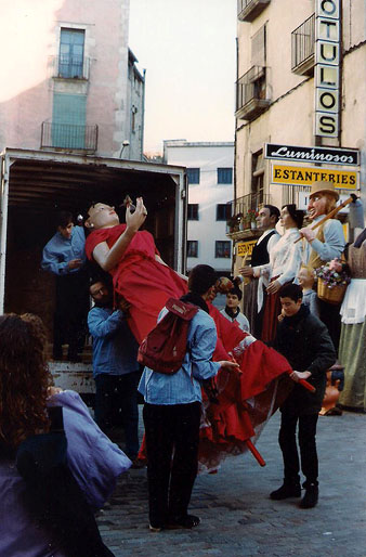 Descàrrega de la geganta Musa d'en Cugat, a la plaça de Sant Feliu