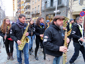 Girona10. Cercavila amb Girona Marxing Band i la Mula Baba