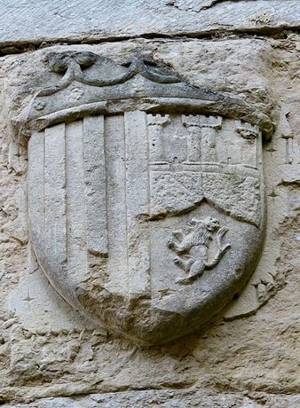 Escut de la reina Joana damunt la porta que duu el seu nom, a l'entrada a la Torre Gironella des de les Casernes d'Alemanys