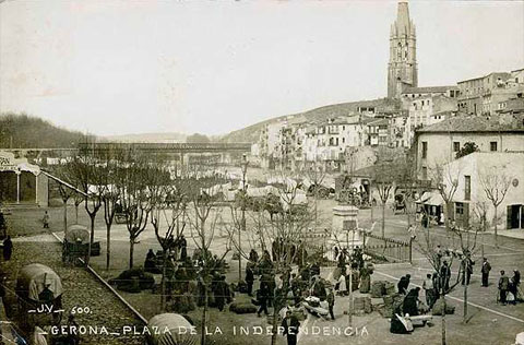 Plaça de Sant Agustí (actual plaça de la Independència) l'any 1900, ca. Al final de la plaça, a la dreta, es poden observar les restes de la torre de Sant Agustí