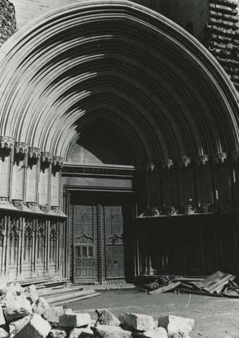 Obres de finalització de la porta dels Apòstols. 1971