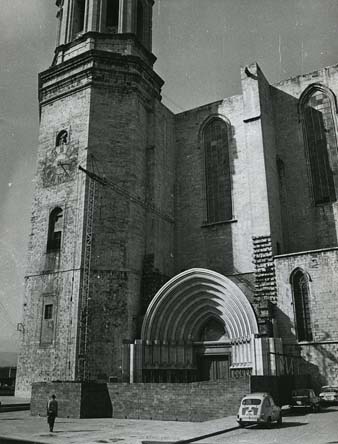 Obres de finalització de la porta dels Apòstols. 1972