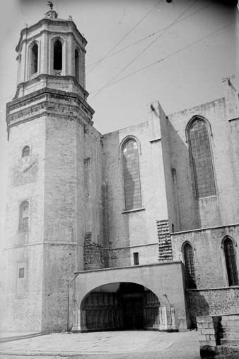 Vista de la façana lateral de la Catedral de Girona amb la porta dels Apòstols. 1936-1940
