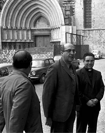 Visita privada del nou bisbe, Jaume Camprodon Rovira, a Girona. S'observa la Porta dels Apòstols de la Catedral de Girona en obres. 6 de setembre 1973