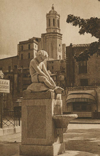La font de la Tortuga, a la plaça de la Independència. Al fons, la torre de l'Institut Vell i el campanar de la Catedral. 1945-1950