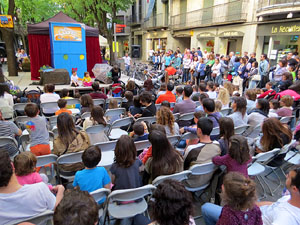 Festes de Primavera de Girona 2016. Activitats a la Rambla de la Llibertat: cavallets ecològics, tallers de circ, contes amb titelles