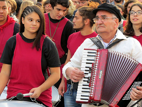 La música dels gegants de Santa Eugènia de Ter a la plaça Constitució
