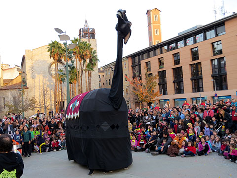 Ball de la Mula Baba a la plaça Constitució amb música de la Girona Marxing Band