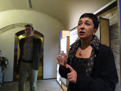 Sílvia Planas, directora dels Museus d'Història de Girona i d'Història dels Jueus i el comissari de l'exposició Josep Calvet, durant la inauguració