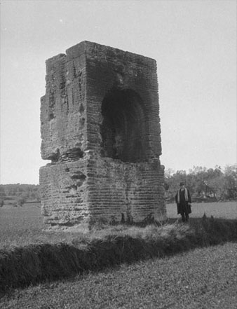 Un home posant al costat de la torre sepulcral de Vilablareix. 1924