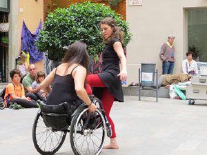 inund'ART 2016. Dansa integrada a la plaça Mercaders amb Miriam Aguilera i Rita Noutel