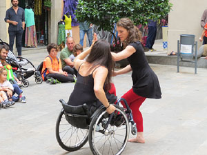 inund'ART 2016. Dansa integrada a la plaça Mercaders amb Miriam Aguilera i Rita Noutel