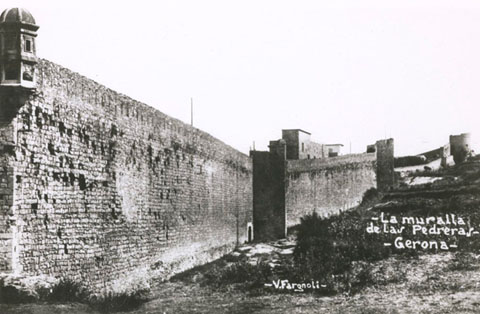 Vista general de la muralla de les Pedreres. S'observen la torre del Portal Nou, la dels Socors i la de Sant Domènec. 1917-1936