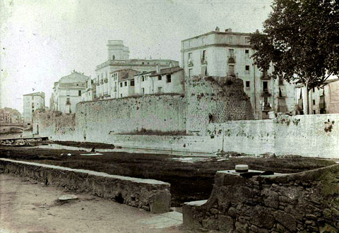 Tram de muralla del riu a l'altura del Portal del Carme. Al fons a l'esquerra, el portal de l'Àngel i la palanca d'en Vila. 1901-1902