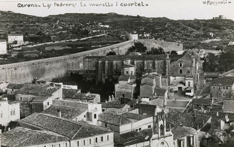 Vista de la muralla amb la torre de Sant Domènec, també anomenada dels Predicadors o del Sastre. A la part central, el convent de Sant Domènec en funcions de caserna militar. En primer pla, el convent de les Filles de Sant Josep, conegut popularment com les Butinyanes. Al fons i a la dreta, la Torre d'Alfons XII, a la muntanya de les Pedreres. 1920-1936