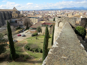 Itinerari de la Muralla. Des de la torre de Sant Domènec a la del Llamp