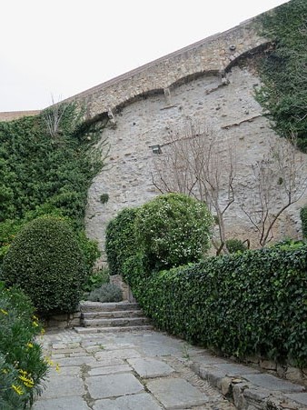 La muralla de Santa Llúcia des del jardí de l'Àngel