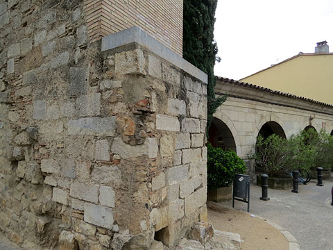 Final de la muralla de Santa Llúcia i antic cos de guàrdia del portal de França