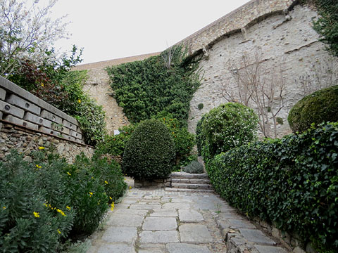 La muralla de Santa Llúcia des del jardí de l'Àngel