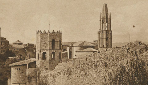 El monestirs de Sant Pere de Galligants i el campanar de la Catedral de Girona vistos des del camí vell de Montjuïc. En primer terme, un tram de la muralla. 1930-1940
