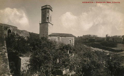 Vista de la torratxa de la capella de Santa Llúcia des de la muralla. Al fons, les restes de Torre Gironella. 1920-1930