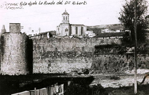 Vista de la muralla i el baluard de Sant Francesc amb la Catedral al fons, des de la ronda del Dr. Robert, posteriorment Gran Via de Jaume I. 1911-1926
