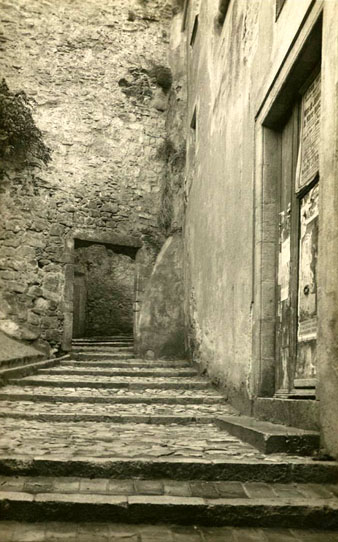 Calle Escolapia y portal de San Feliu Neri. Cliché Vilá. 1920-1940