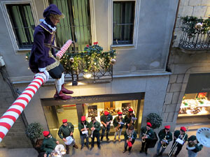 Nadal 2015 a Girona. Penjada del Tarlà de Nadal a l'Argenteria, acompanyat de la música de la Bufant Fort Street Band 