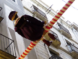 Nadal 2015 a Girona. Penjada del Tarlà de Nadal a l'Argenteria, acompanyat de la música de la Bufant Fort Street Band 