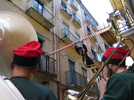 Nadal 2015 a Girona. Penjada del Tarlà de Nadal a l'Argenteria, acompanyat de la música de la Bufant Fort Street Band