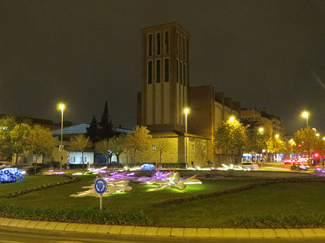 Nadal 2015 a Girona. Decoració nadalenca a les rotondes d'entrada a Girona