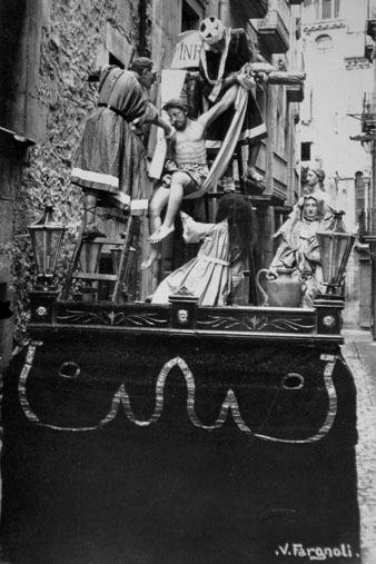 Pas de Setmana Santa que representa el davallament, davant de l'església del Carme. Correspon al gremi de fusters. 1934