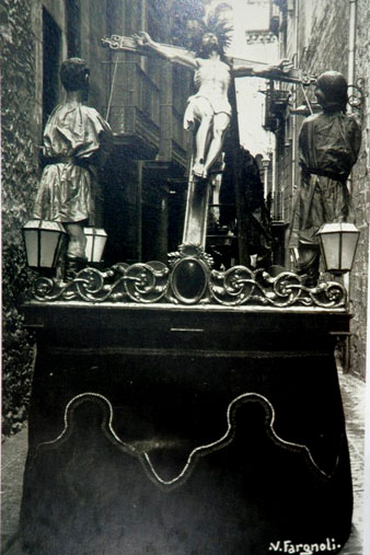 Pas de Setmana Santa que representa la crucifixió, davant de l'església del Carme. 1934