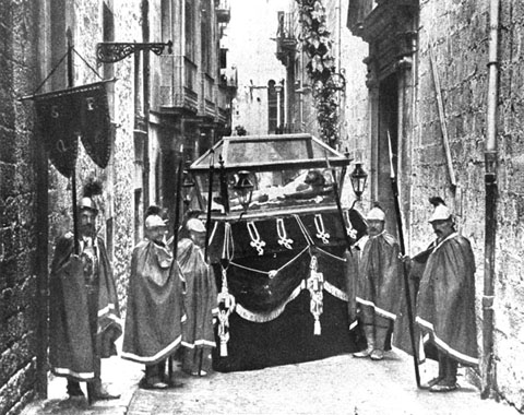 El pas del Sant Sepulcre sortint de l'església del Carme custodiat pels Manaies. 1934