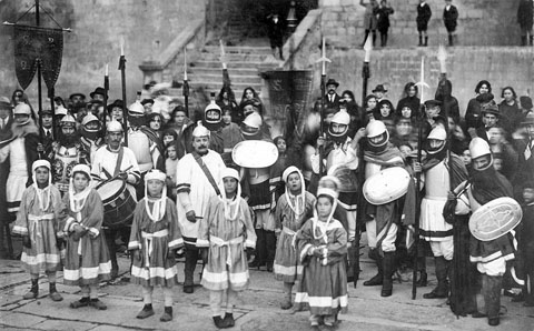 Retrat de grup dels manaies de Sant Daniel a la plaça dels Apòstols. 1915