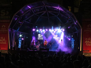 Festival Strenes 2016. Escenari de la plaça de Sant Feliu. Actuació de Joan Colomo