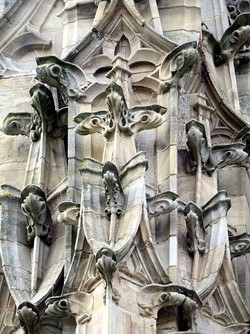 Decoració de la porta de Dominique de Florence de la catedral de Santa Cecília