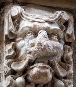 Detall de la façana renaixentista de la mansió Reynès