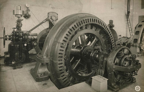 Central hidroelèctrica. Interior de la central on s'observa maquinària. 1917-1936